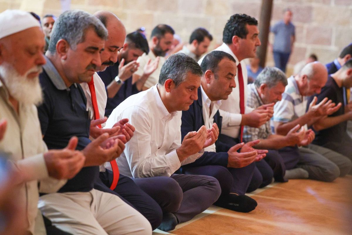 ozgur ozelin cuma namazi pozlari chplileri kizdirdi 3 VHMAKe4q