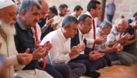 ozgur ozelin cuma namazi pozlari chplileri kizdirdi GZBNLqBy