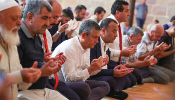 ozgur ozelin cuma namazi pozlari chplileri kizdirdi GZBNLqBy