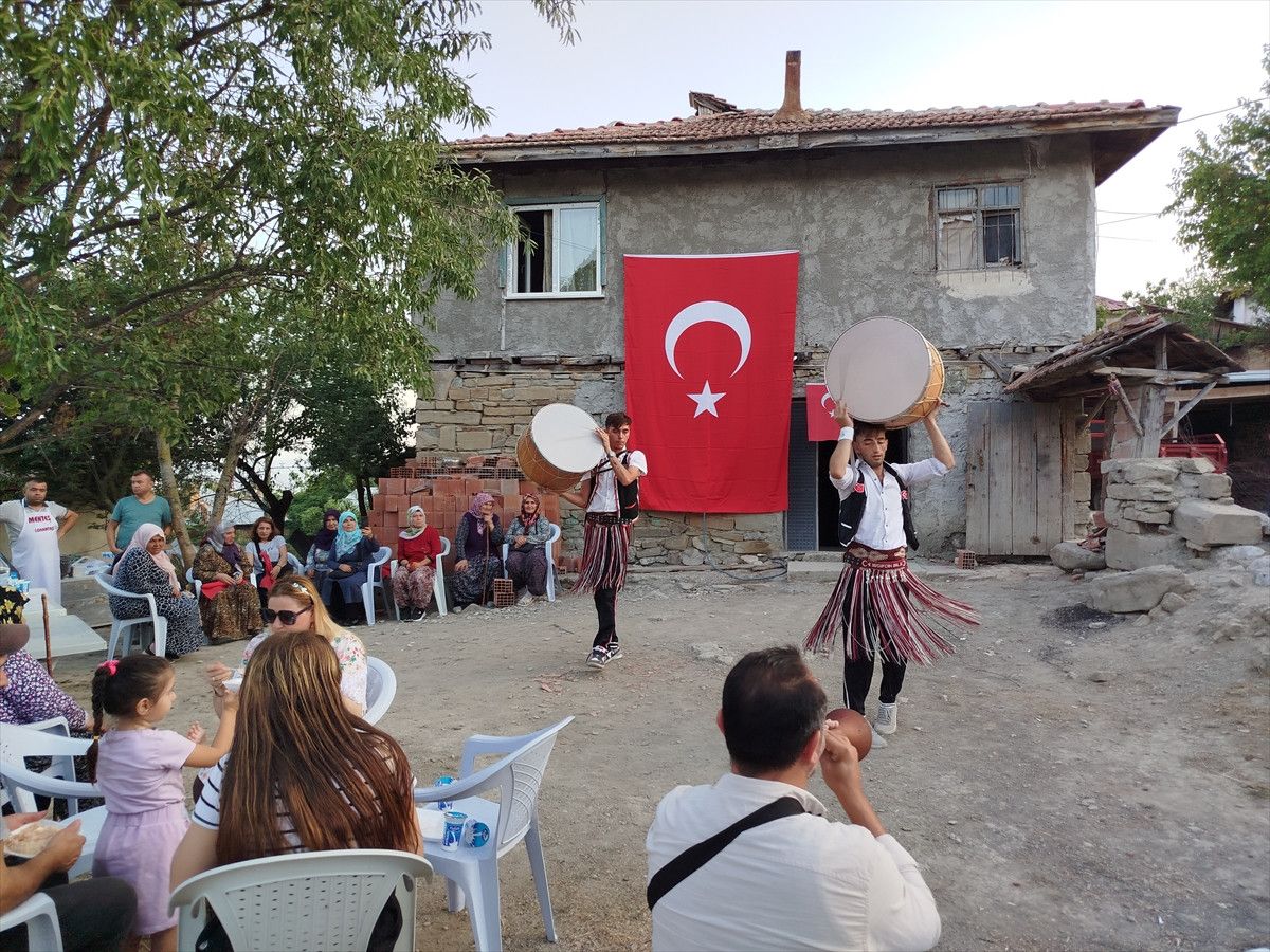 "Sadece garibanlar mı gider askere" diyen gence davul zurnalı uğurlama 1 sadece garibanlar mi gider askere diyen gence davul zurnali ugurlama 0 FTy7dcOj