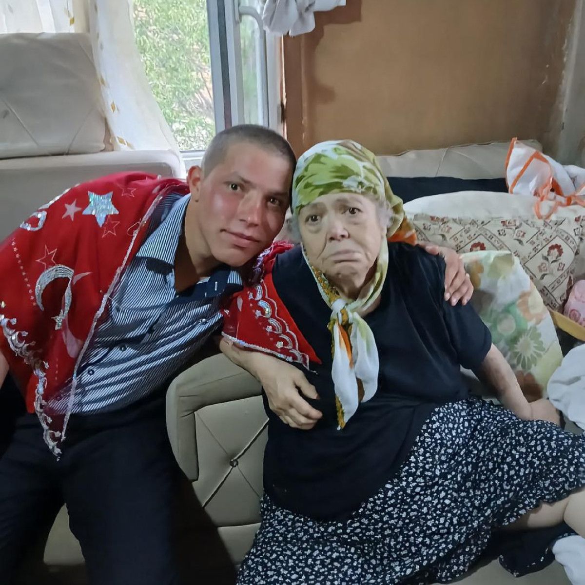 "Sadece garibanlar mı gider askere" diyen gence davul zurnalı uğurlama 2 sadece garibanlar mi gider askere diyen gence davul zurnali ugurlama 1