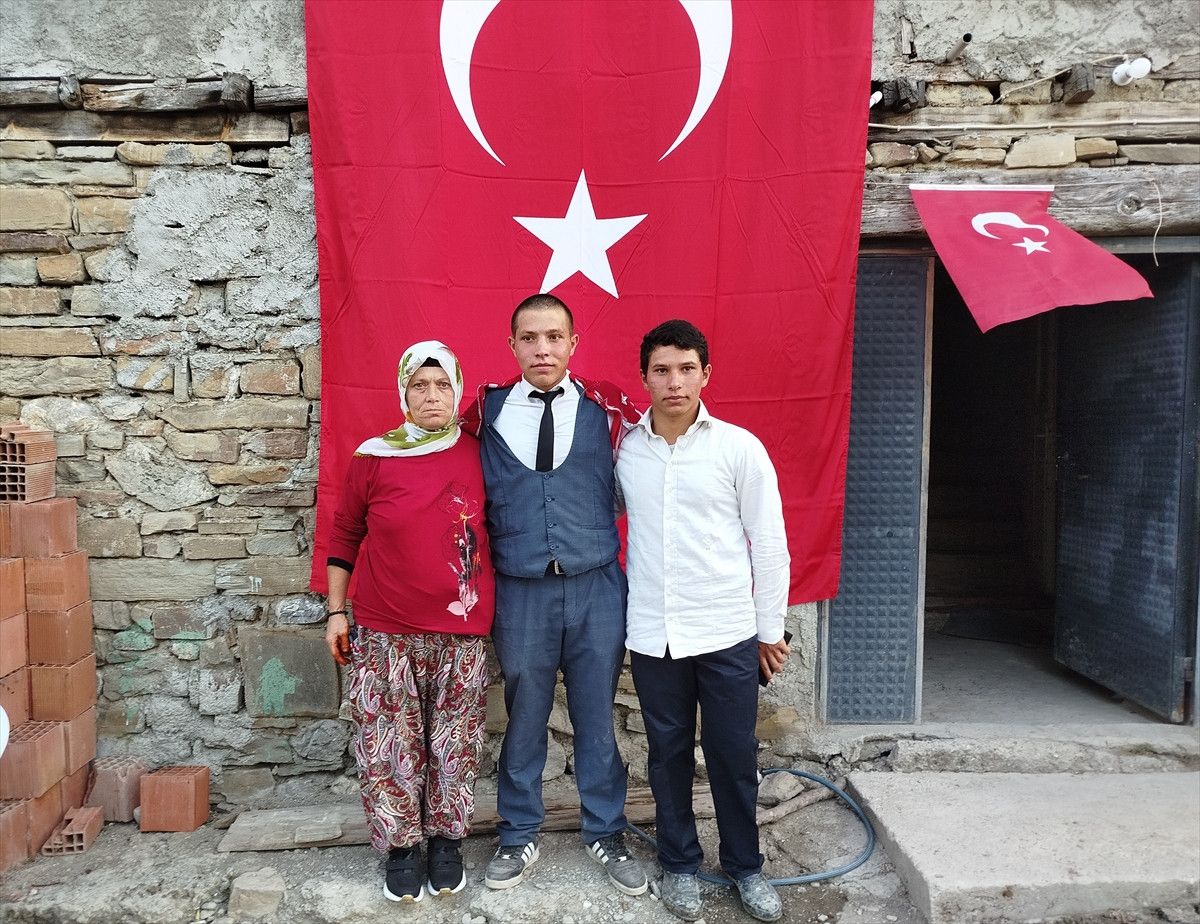 "Sadece garibanlar mı gider askere" diyen gence davul zurnalı uğurlama 11 sadece garibanlar mi gider askere diyen gence davul zurnali ugurlama 10