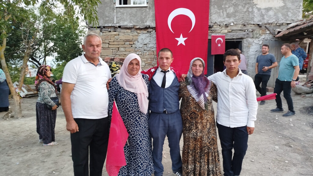 sadece garibanlar mi gider askere diyen gence davul zurnali ugurlama 4QSD8yN4