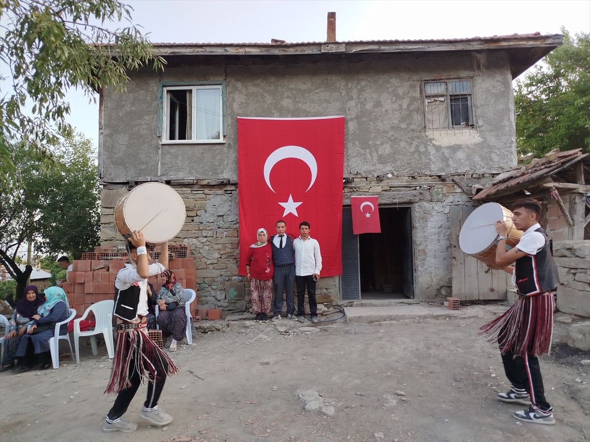 "Sadece garibanlar mı gider askere" diyen gence davul zurnalı uğurlama 6 sadece garibanlar mi gider askere diyen gence davul zurnali ugurlama 5