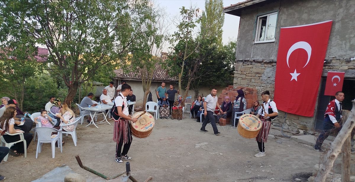 "Sadece garibanlar mı gider askere" diyen gence davul zurnalı uğurlama 7 sadece garibanlar mi gider askere diyen gence davul zurnali ugurlama 6 YLCnpb4X