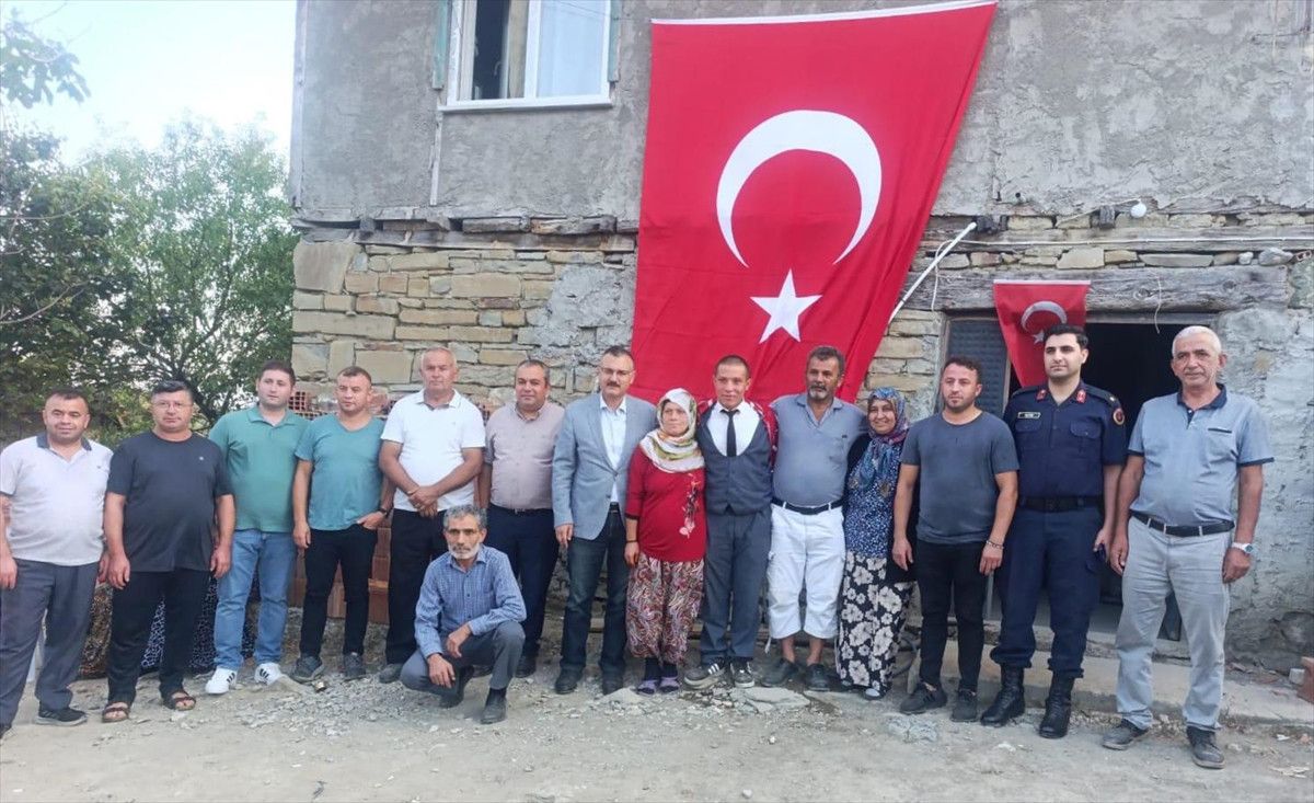 "Sadece garibanlar mı gider askere" diyen gence davul zurnalı uğurlama 8 sadece garibanlar mi gider askere diyen gence davul zurnali ugurlama 7 vQDy8sFZ