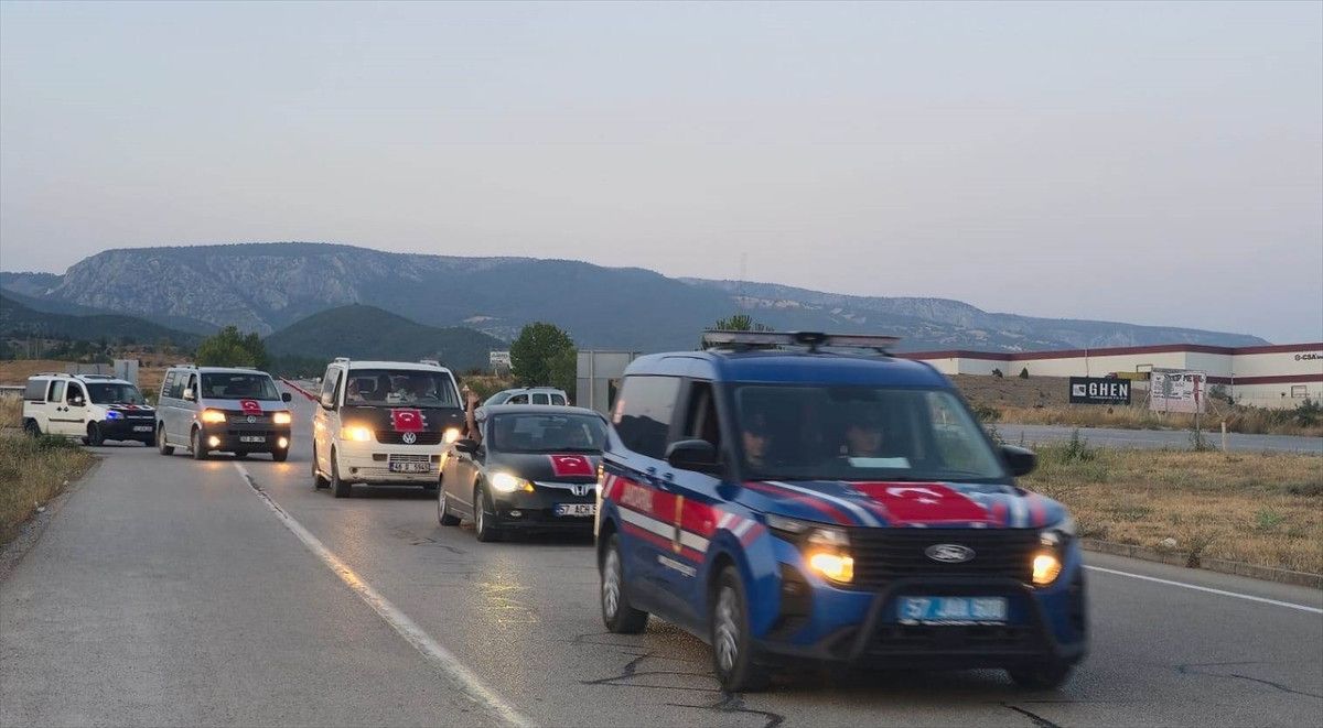 "Sadece garibanlar mı gider askere" diyen gence davul zurnalı uğurlama 9 sadece garibanlar mi gider askere diyen gence davul zurnali ugurlama 8 Q6f4lAi1