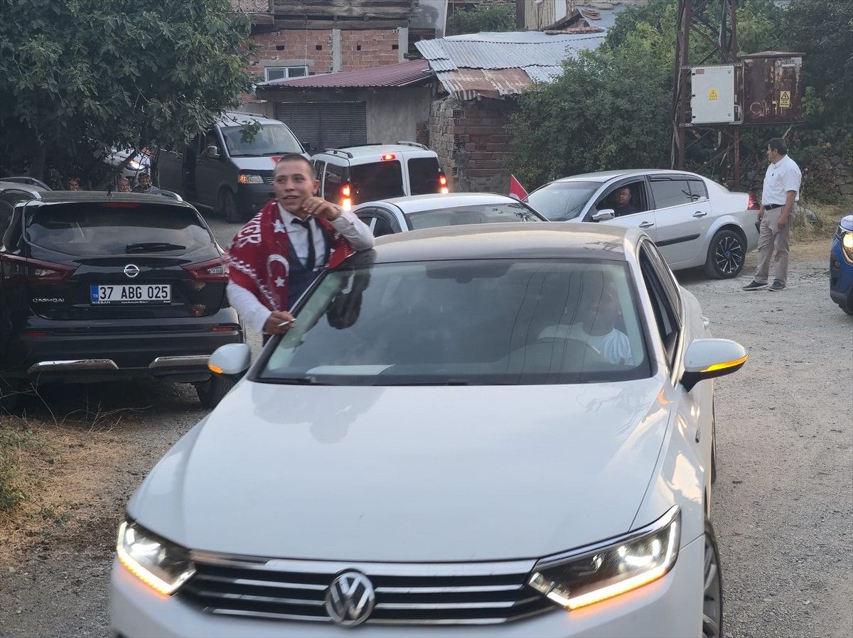 "Sadece garibanlar mı gider askere" diyen gence davul zurnalı uğurlama 10 sadece garibanlar mi gider askere diyen gence davul zurnali ugurlama 9 5DYyGMHV