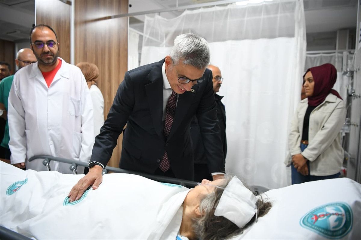 saglik bakani memisoglu depremde yaralanan vatandaslari ziyaret etti 0 UtBttZcA