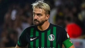 sakaryaspor formasi giyen caner erkin ilk resmi macinda kirmizi kart gordu sX8wdkYi