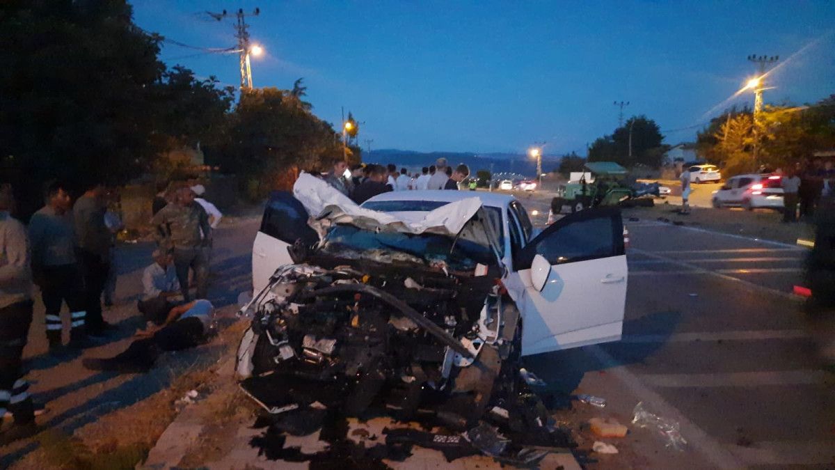 samsundaki kazada otomobil ile traktor carpisti 0 sOZcqitJ