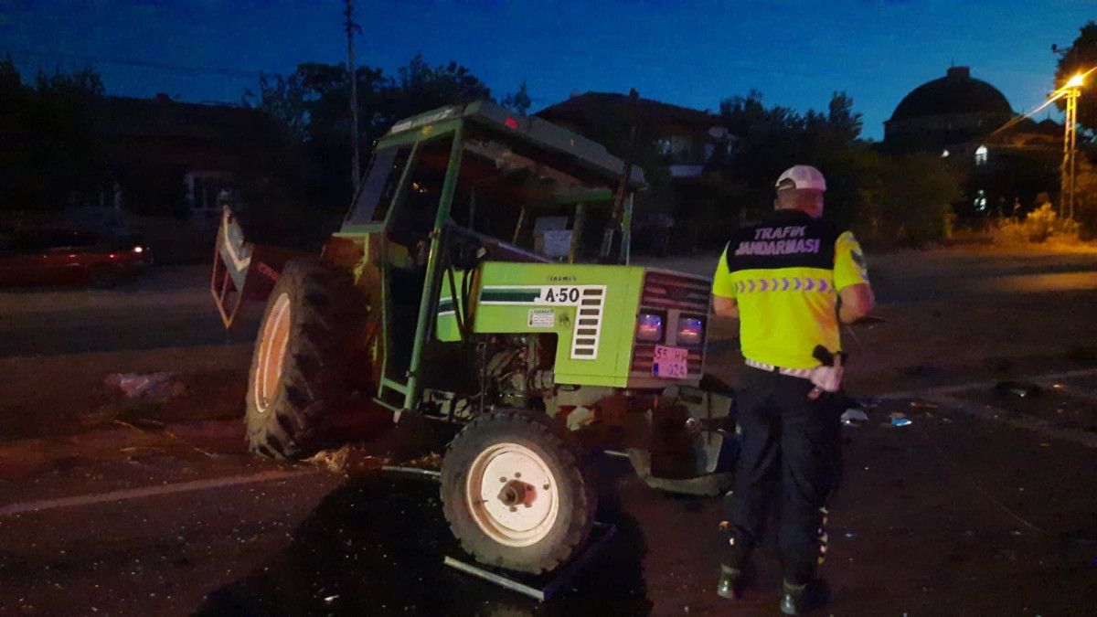 samsundaki kazada otomobil ile traktor carpisti 1