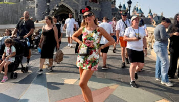 sarkici hadise disneylandda cocuklar gibi eglendigi kareleri yayinladi uHv5pBCI