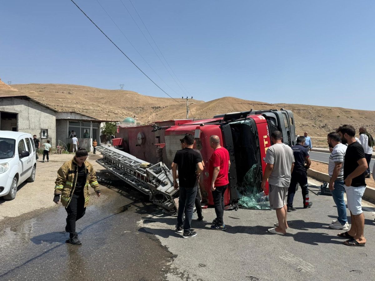 sirnakta itfaiye aracinin devrildigi kaza kameraya yansidi 2 4fAaDDQd