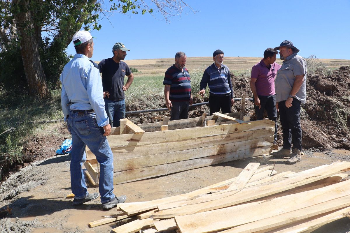 Sivas'ta fay hattı incelerken su buldu 3 sivasta fay hatti incelerken su buldu 2 I3erLSPO