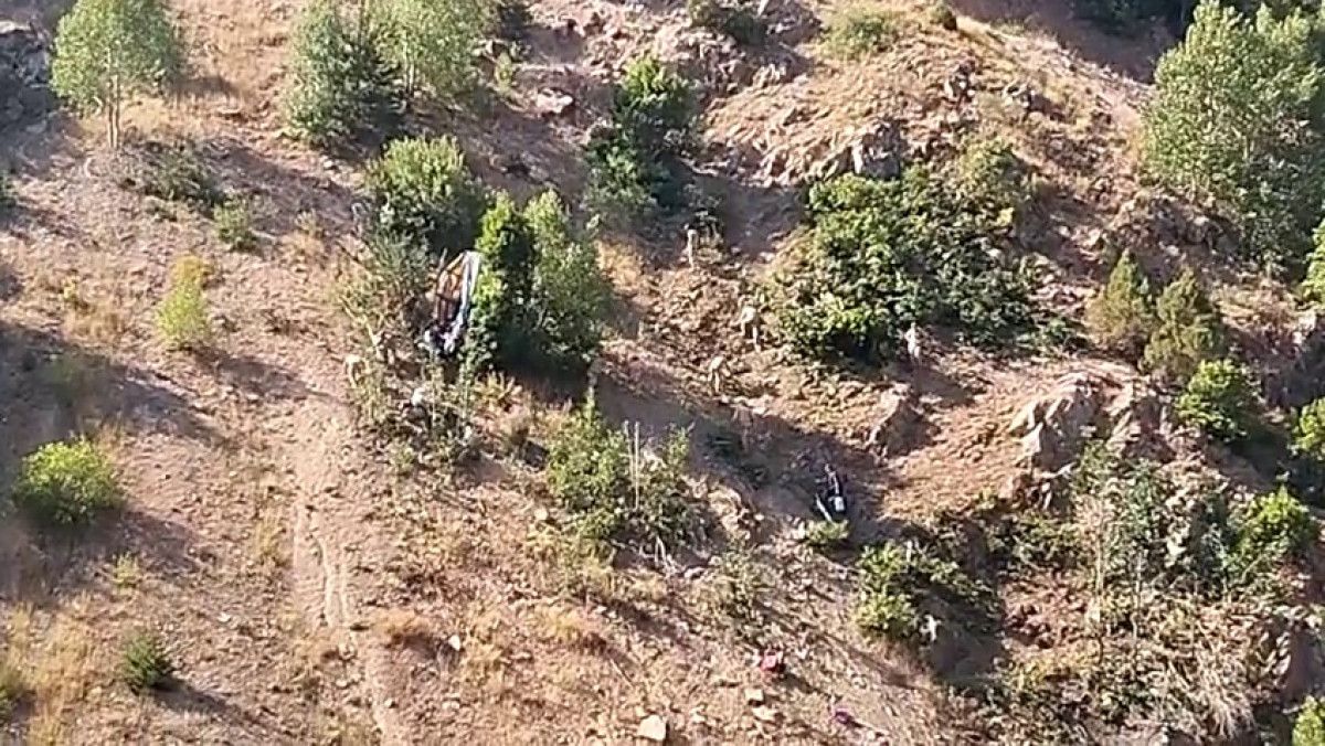 Sivas'ta minibüs uçuruma yuvarlandı: 3 ölü, 18 yaralı 1 sivasta minibus ucuruma yuvarlandi 3 olu 18 yarali 0 44t7l4Vj