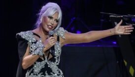 superstar ajda pekkan sahneye tasli maskeyle cikti tarzina begeni yagdi NsytdhAY