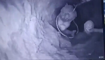 suriyede kuyuya dusen 4 yasindaki cocuk tedavi icin sanliurfaya getirildi Wq15Z6Rn