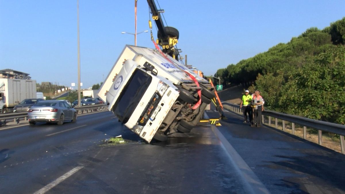 tem otoyolunda kamyonet devrildi trafik yogunlugu olustu 0 8jJW7Ppe