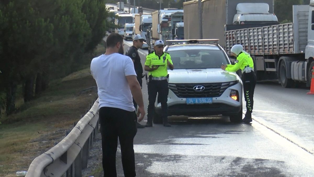 tem otoyolunda kamyonet devrildi trafik yogunlugu olustu 1
