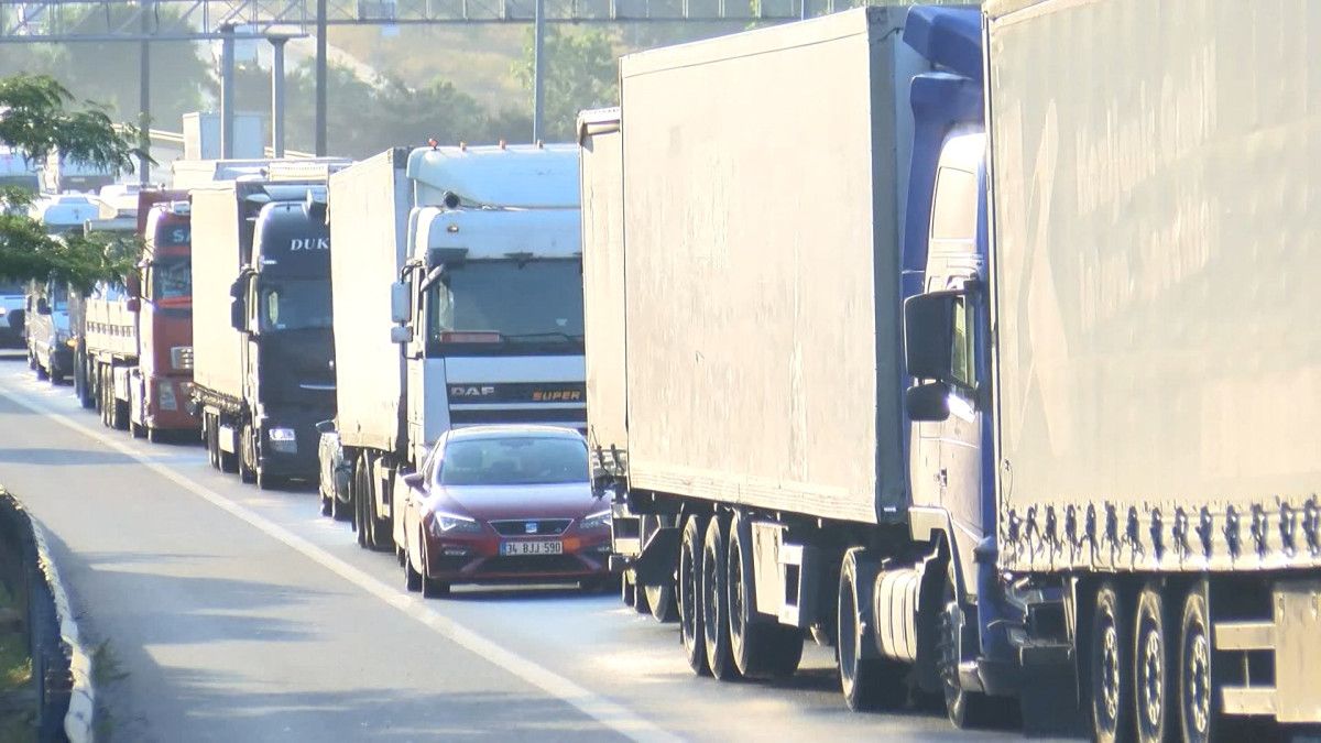 tem otoyolunda kamyonet devrildi trafik yogunlugu olustu 3 HFC2mCUl