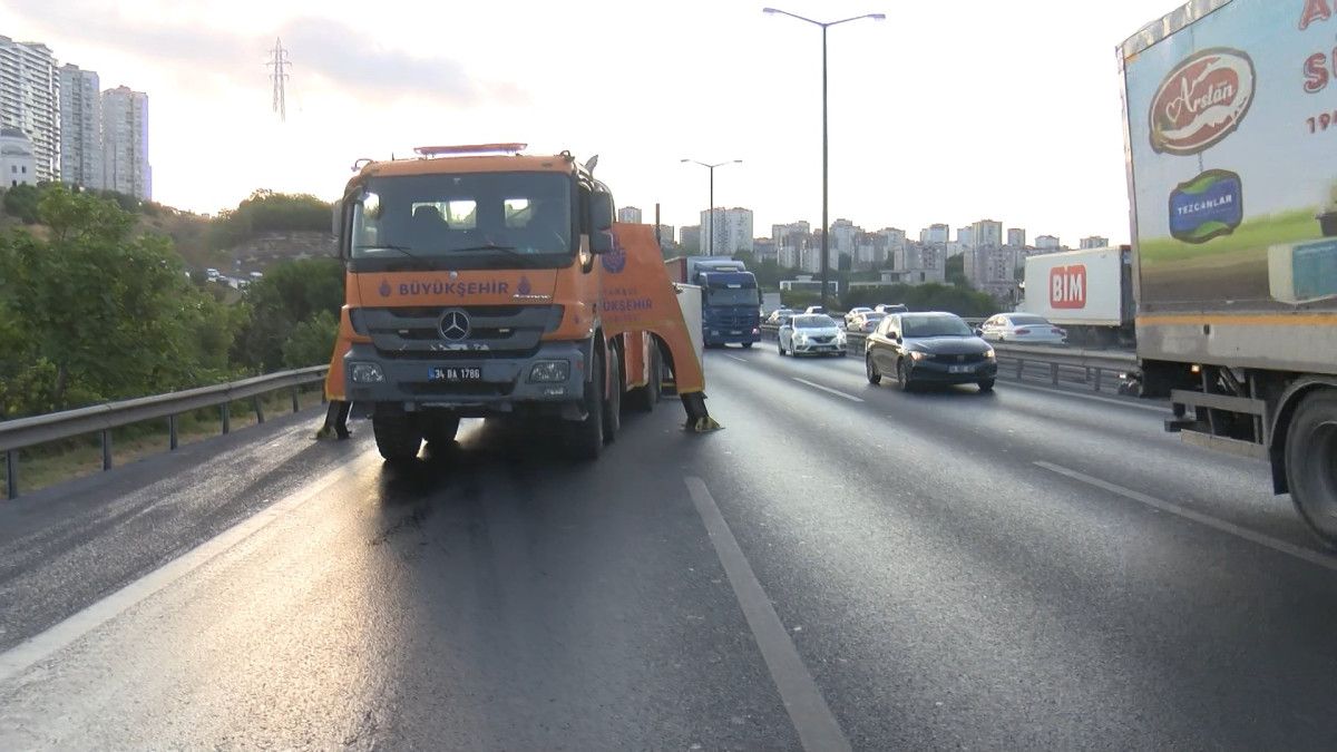 tem otoyolunda kamyonet devrildi trafik yogunlugu olustu 4 h77r4F5S