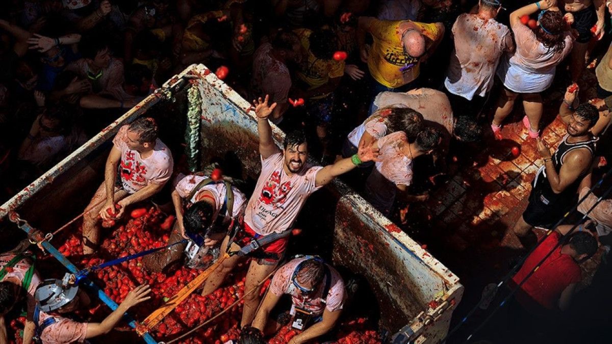 tonlarca domatesin firlatildigi la tomatina festivali her yil yogun ilgi goruyor 1 q7wqgd8D