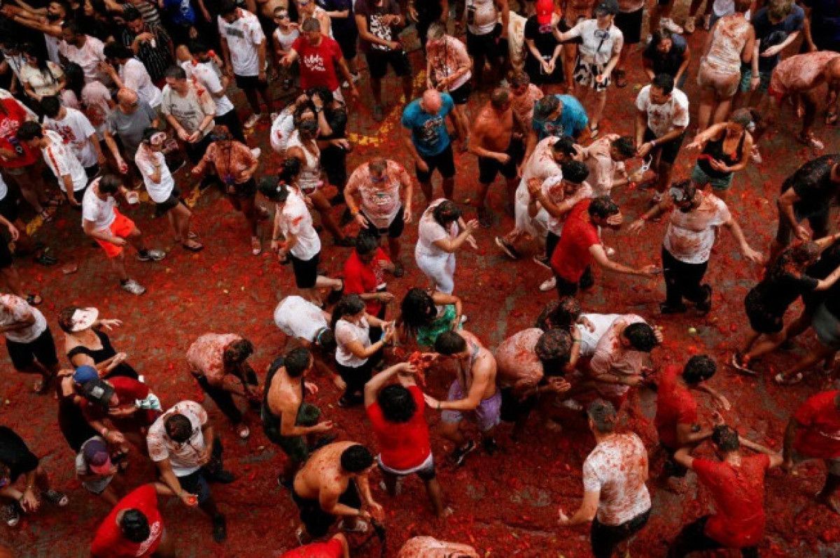 tonlarca domatesin firlatildigi la tomatina festivali her yil yogun ilgi goruyor 6