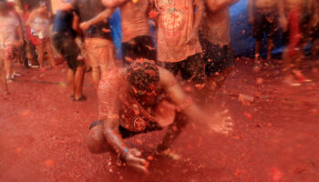 tonlarca domatesin firlatildigi la tomatina festivali her yil yogun ilgi goruyor SuXUBFvd