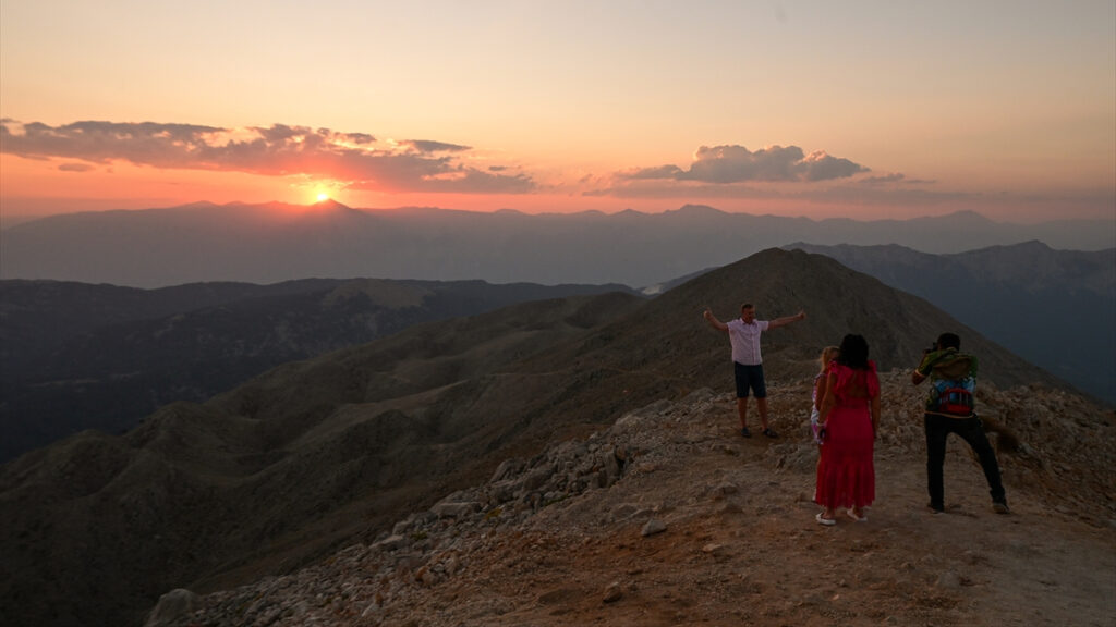toroslarin zirvesinde gun batimi keyfi tahtali daginda essiz deneyim HPpuCNkk