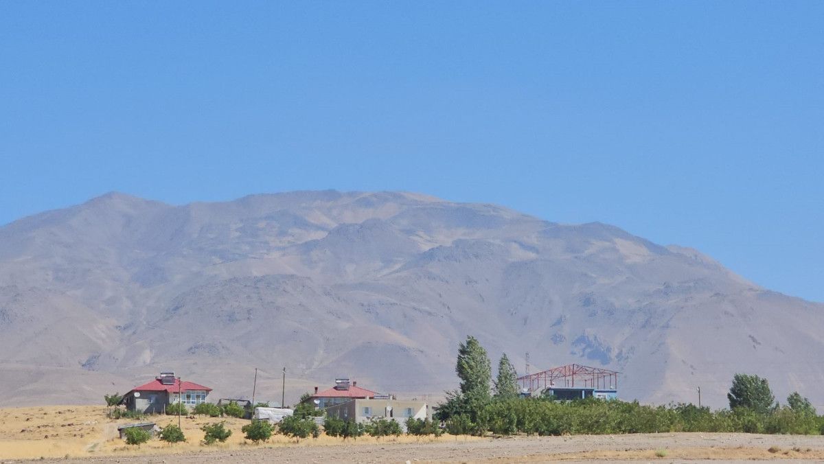 turkiyenin en yuksek ucuncu dagini kuraklik vurdu suphanda karlar eridi 0 9PJDyJ7N