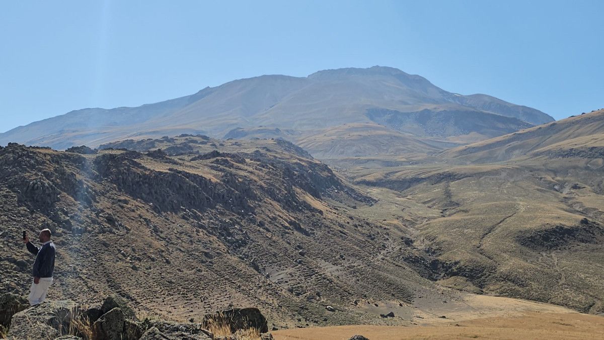 turkiyenin en yuksek ucuncu dagini kuraklik vurdu suphanda karlar eridi 1 8DQ6l8Gs