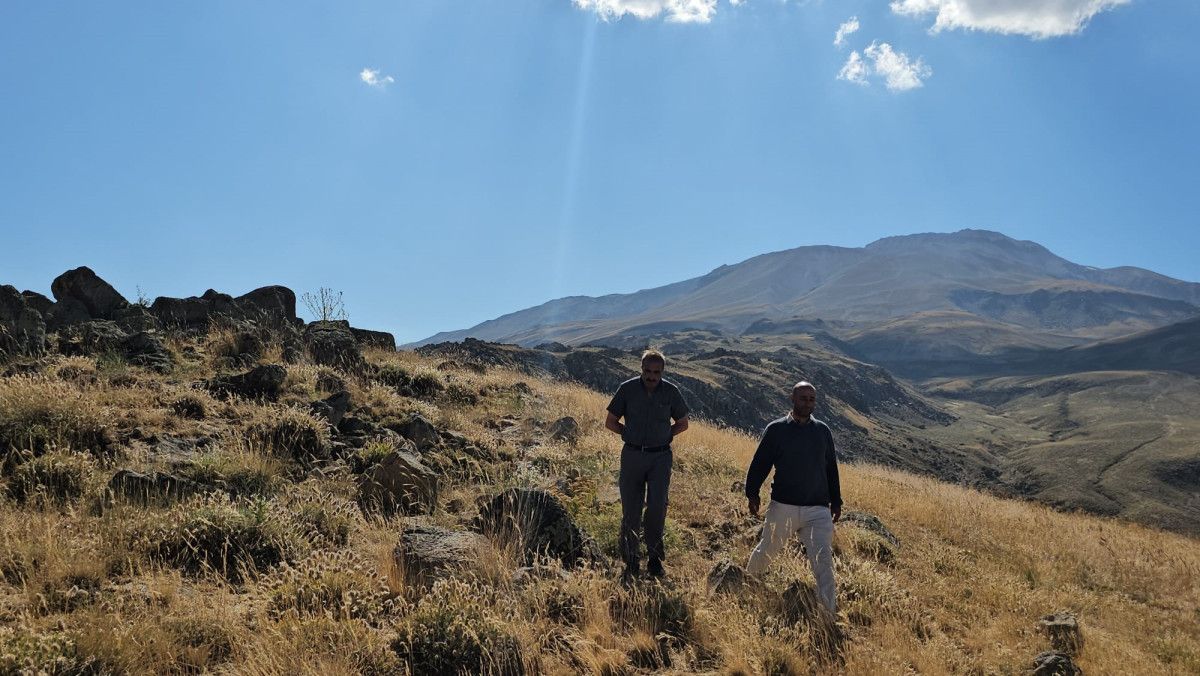 turkiyenin en yuksek ucuncu dagini kuraklik vurdu suphanda karlar eridi 2 eaQXA5wr