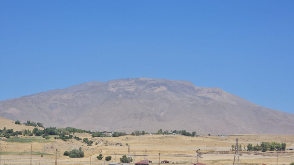 turkiyenin en yuksek ucuncu dagini kuraklik vurdu suphanda karlar eridi HfGrSqKG