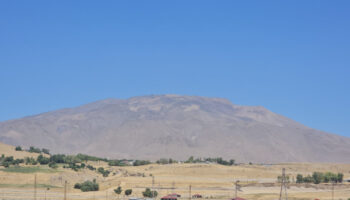 turkiyenin en yuksek ucuncu dagini kuraklik vurdu suphanda karlar eridi HfGrSqKG