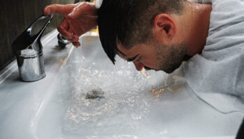 tuzlu suyla yuz yikamanin mucizevi faydalari HqRYzGG1