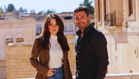 uzak sehir basliyor iste alya ve cihandan ilk kare de hayde Ry4SZPK6