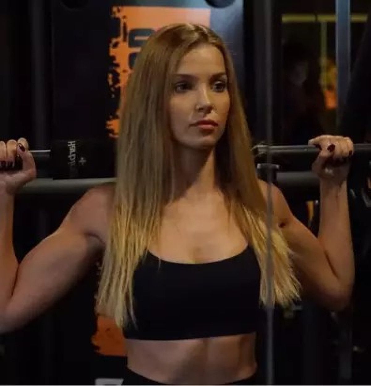 uzak sehirin pakizesi vucut gelistirmeci cikti milli zeyna 0 XFOEs9OJ