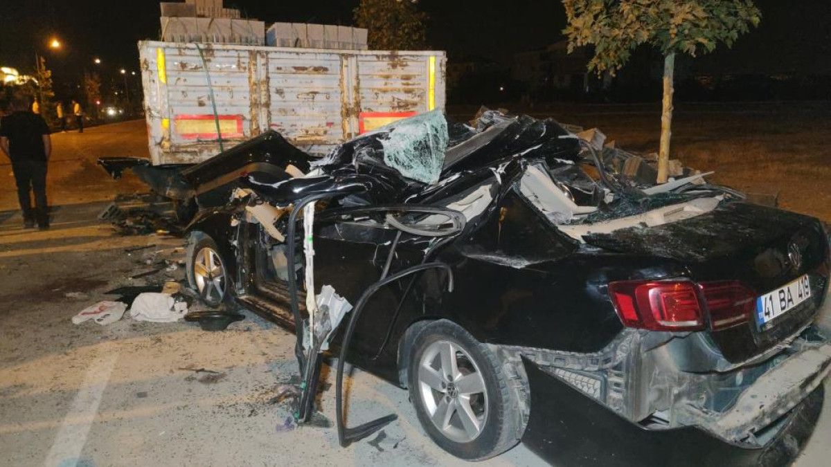 vanda otomobil park halindeki briket yuklu tira carpti 2 olu 2 kGzjFDU2