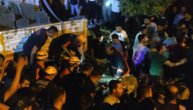 vanda otomobil park halindeki briket yuklu tira carpti 2 olu vb6DGlrt