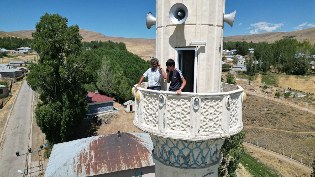 Van'da telefonu çekmeyen mahalleli konuşmak için minarelere çıkıyor 1 vanda telefonu cekmeyen mahalleli konusmak icin minarelere cikiyor 0 geia6bEB