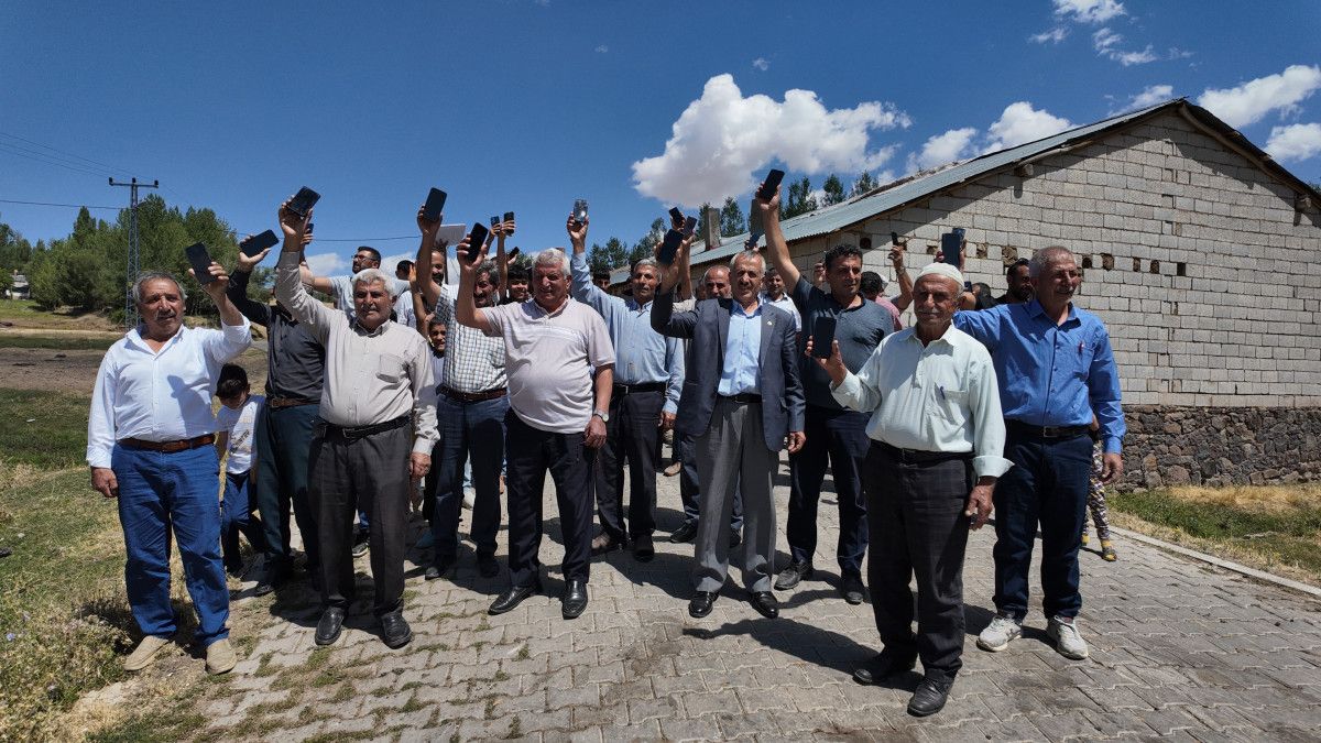 Van'da telefonu çekmeyen mahalleli konuşmak için minarelere çıkıyor 2 vanda telefonu cekmeyen mahalleli konusmak icin minarelere cikiyor 1 gIm8nwJJ