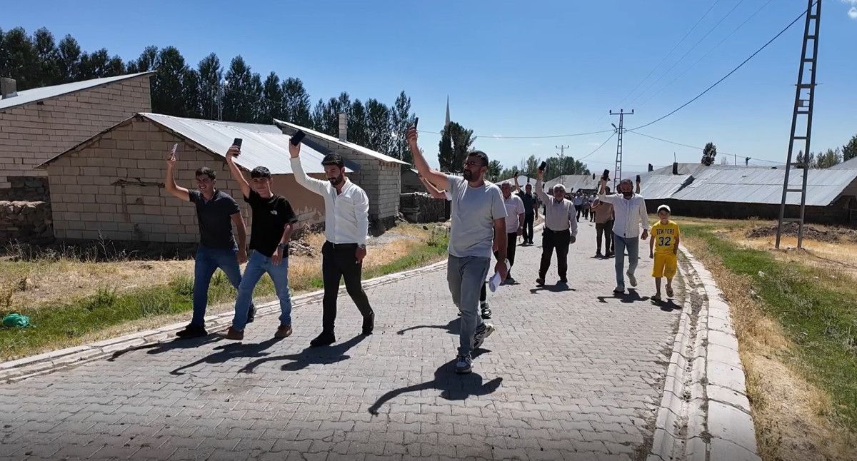 Van'da telefonu çekmeyen mahalleli konuşmak için minarelere çıkıyor 3 vanda telefonu cekmeyen mahalleli konusmak icin minarelere cikiyor 2 KHRORlHt