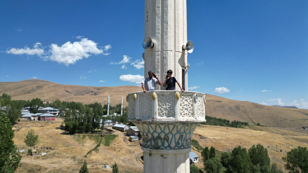 vanda telefonu cekmeyen mahalleli konusmak icin minarelere cikiyor wSNPzuZ1