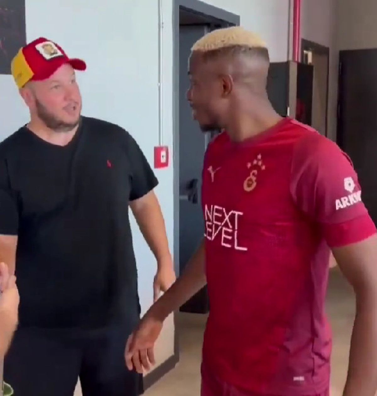 victor osimhenden sahan gokbakara rol teklifi 0 Yzv2Kh2L