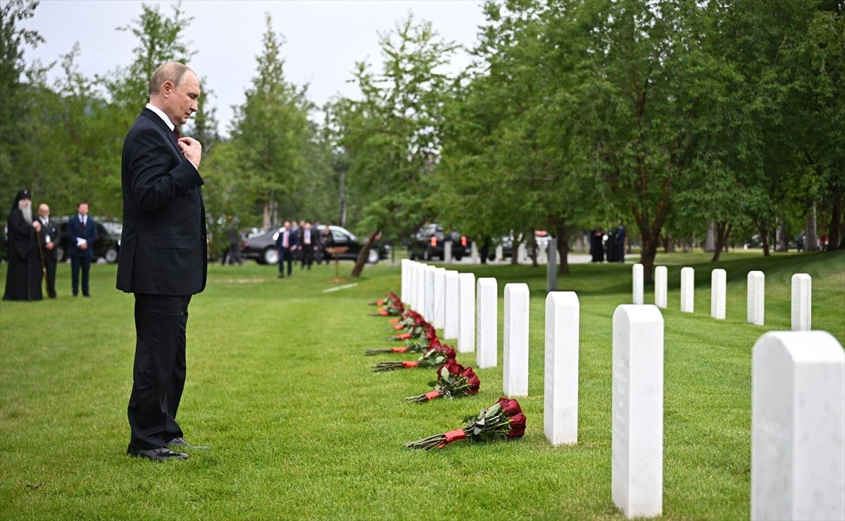 vladimir putin alaskadaki sovyet mezarlarini ziyaret etti 0 Zc7JqX5p