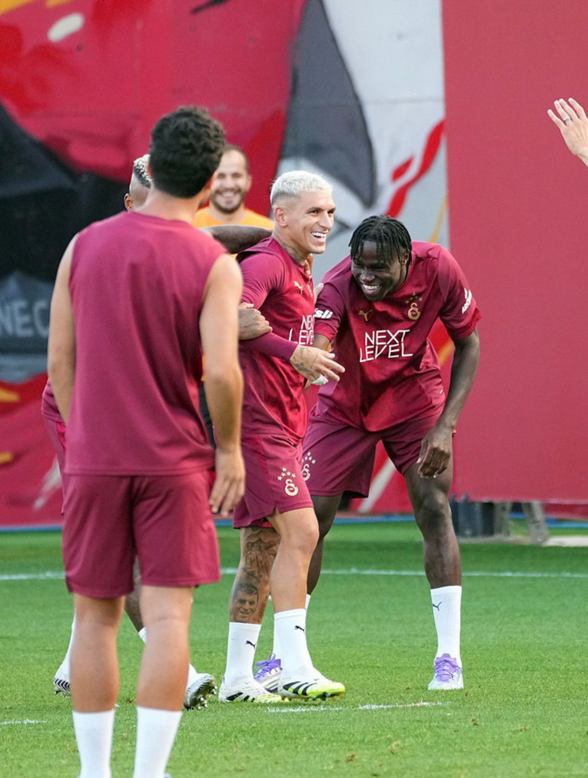 Wilfried Singo, Galatasaray'da ilk antrenmanına çıktı 2 wilfried singo galatasarayda ilk antrenmanina cikti 1 YBV26JZX