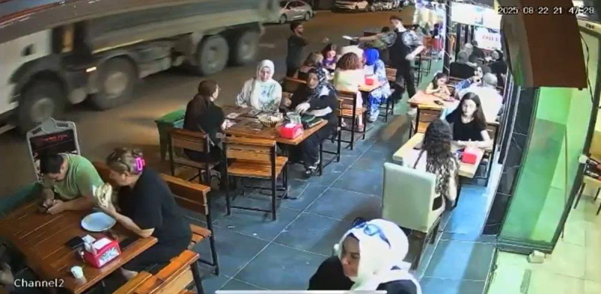 Yalova'da patlayan kamyon lastiği, restoranda paniğe neden oldu 1 yalovada patlayan kamyon lastigi restoranda panige neden oldu 0 CRmcLKv1