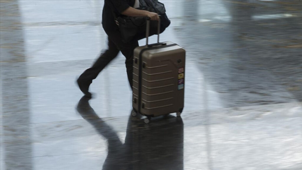 yeni zelandada bir kadinin valizinden 2 yasinda cocuk cikti PHl2cKl3