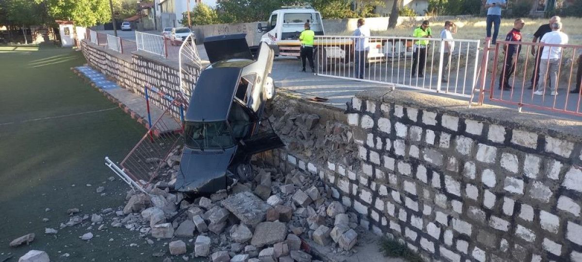 yozgatta otomobil okulun bahcesine uctu 1 z8R1yuFP